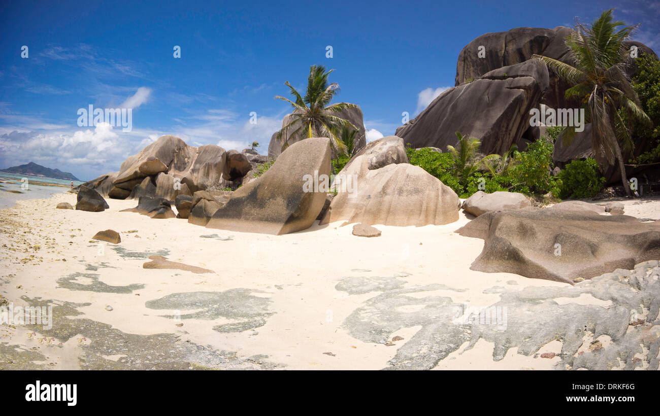 Para las formaciones rocosas típicas de Seychelles en una playa arenosa, Anse Union, La Digue, Seychelles, el Océano Índico, África - 2013 Foto de stock