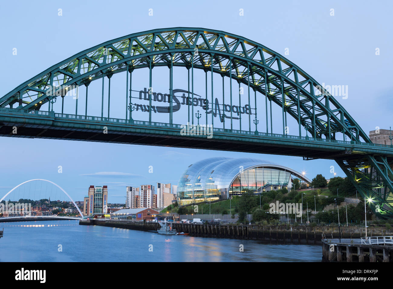 El Tyne Bridge y el sabio al anochecer, Newcastle sobre Tyne, Inglaterra Foto de stock