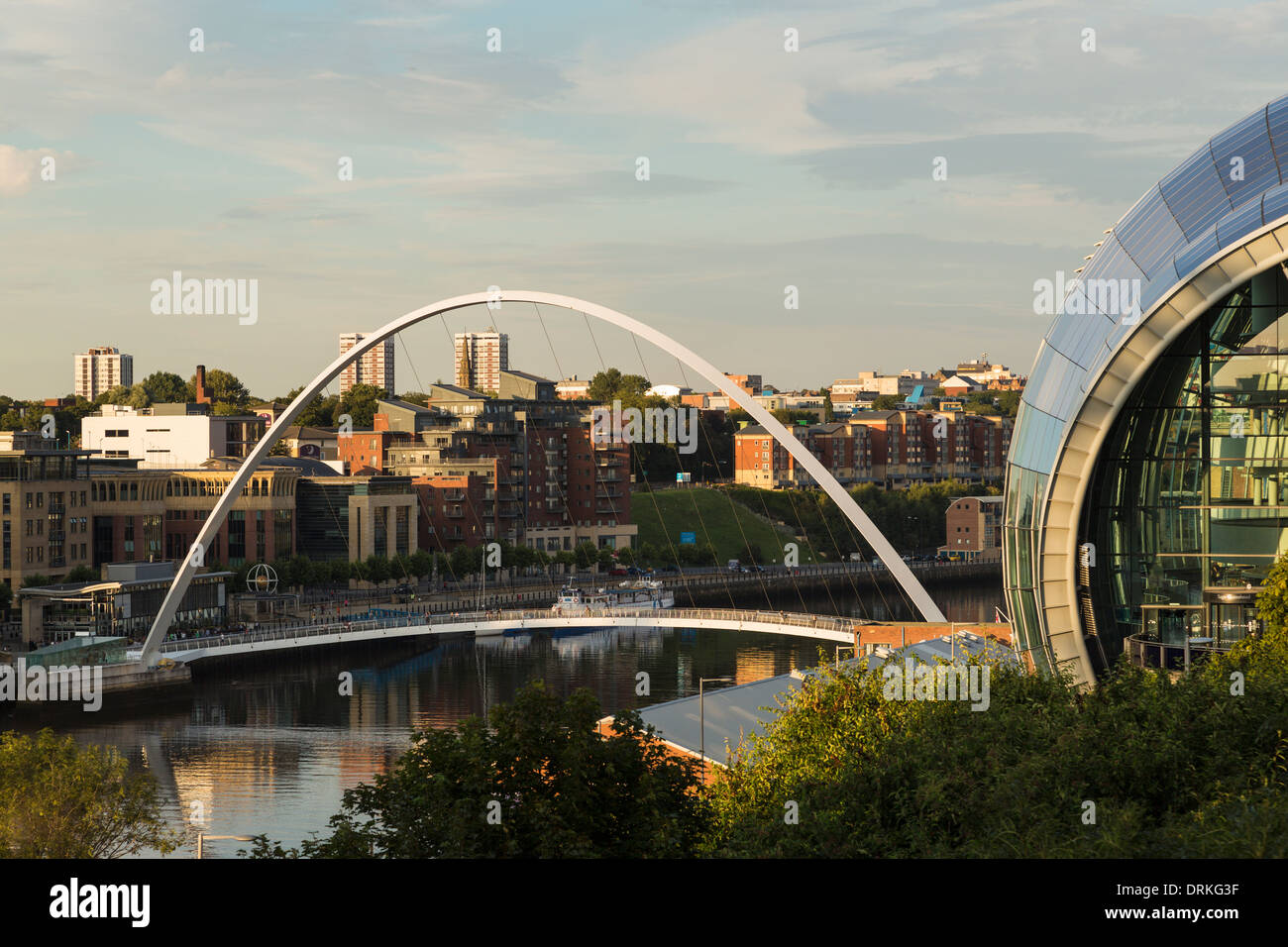 La Salvia y el puente Millennium, Newcastle upon Tyne río skyline, Inglaterra Foto de stock