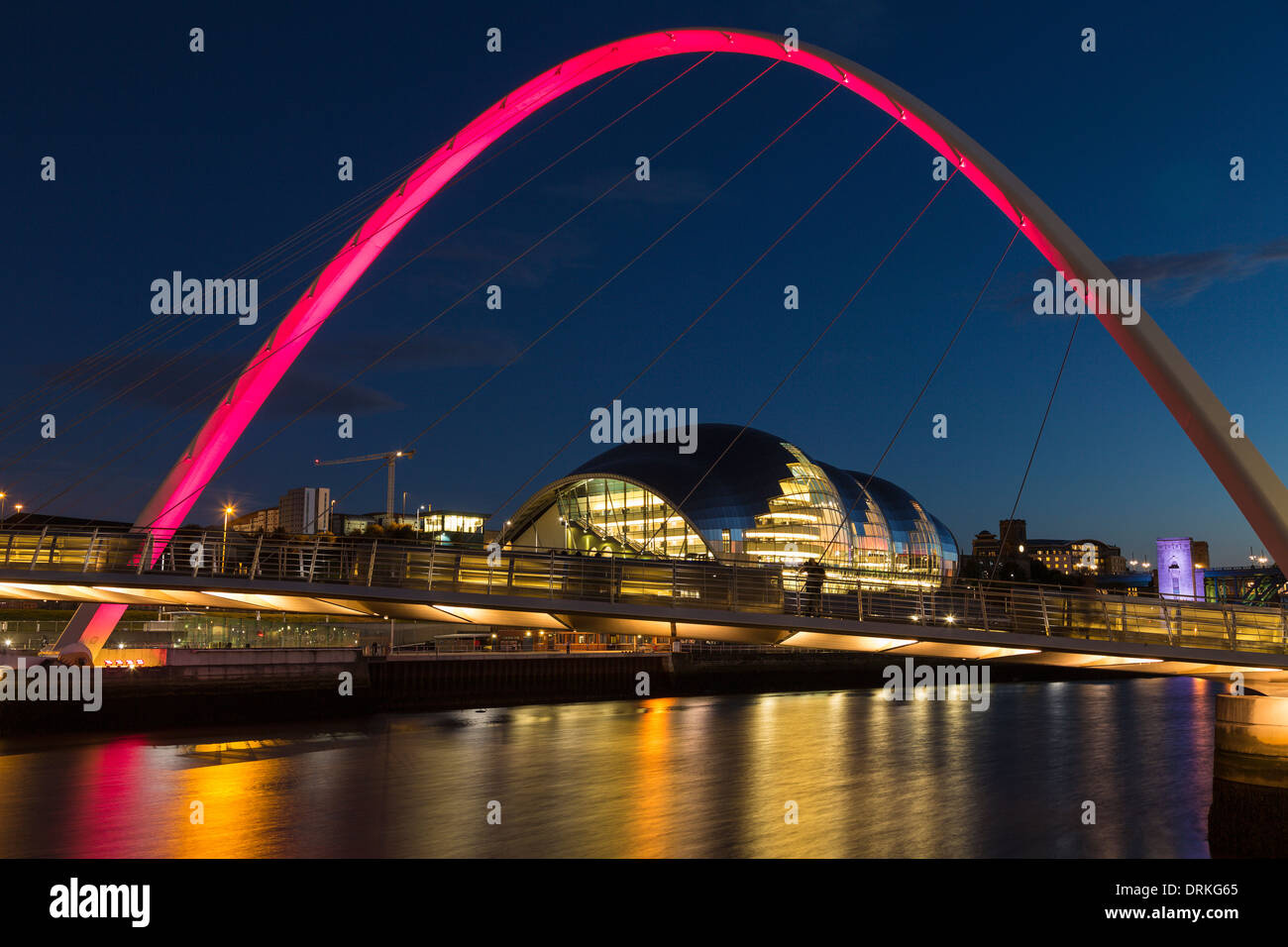 Puente del milenio de Gateshead y el sabio al anochecer, Newcastle sobre Tyne, Inglaterra Foto de stock