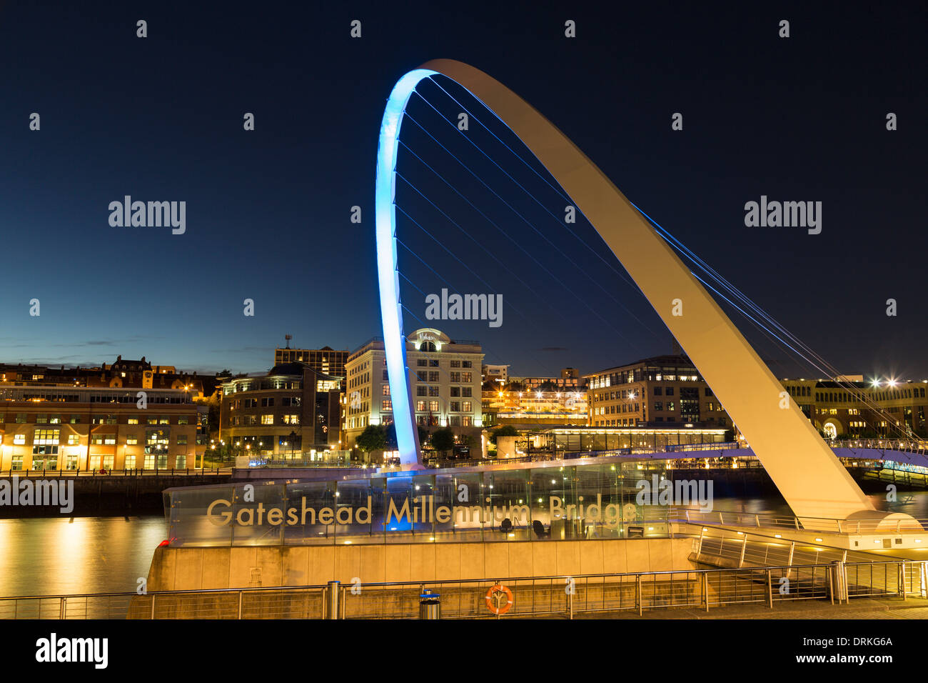 Puente del milenio de Gateshead, Newcastle sobre Tyne, Inglaterra Foto de stock
