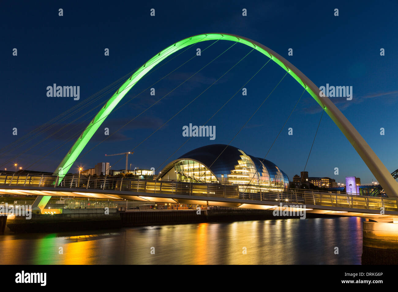 Puente del milenio de Gateshead y el sabio al anochecer, Newcastle sobre Tyne, Inglaterra Foto de stock