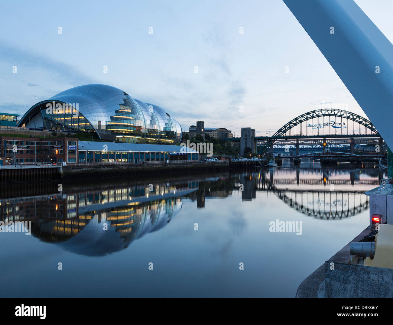 El Sabio y puentes Tyne al anochecer, Newcastle sobre Tyne, Inglaterra Foto de stock