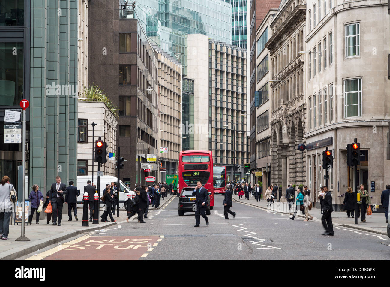 Tráfico y trabajadores de oficina, Fenchurch Street de la ciudad de Londres, Inglaterra Foto de stock