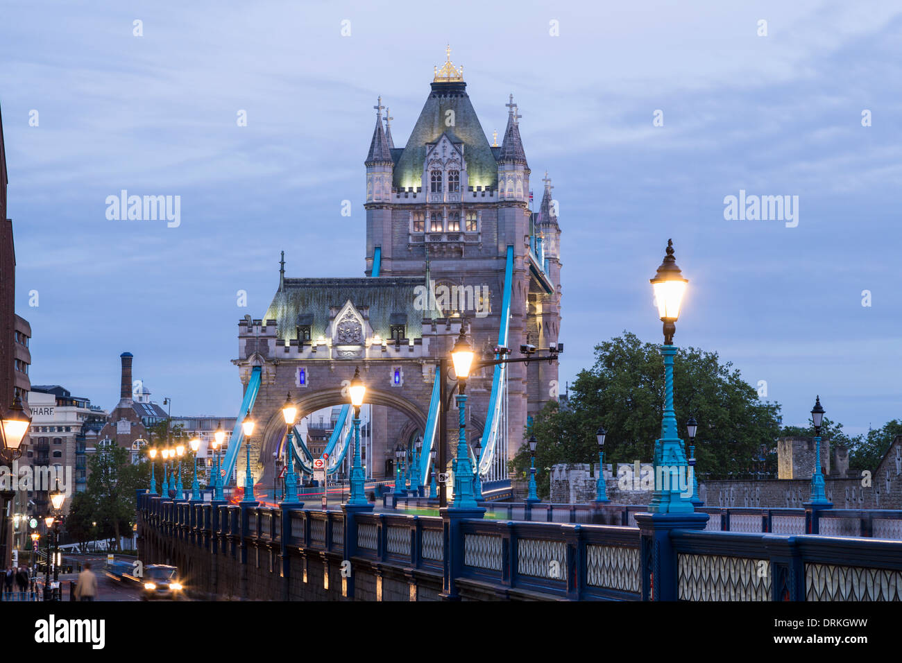 Tráfico atraviesa el Tower Bridge, Londres, Inglaterra Foto de stock