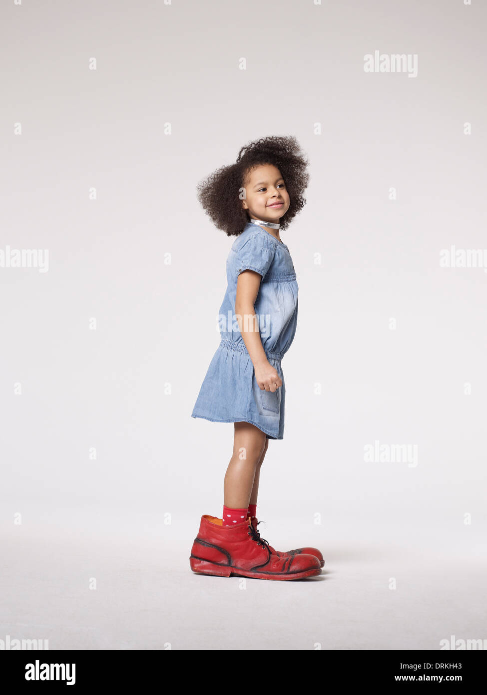 Chica en grandes zapatos de stock - Alamy
