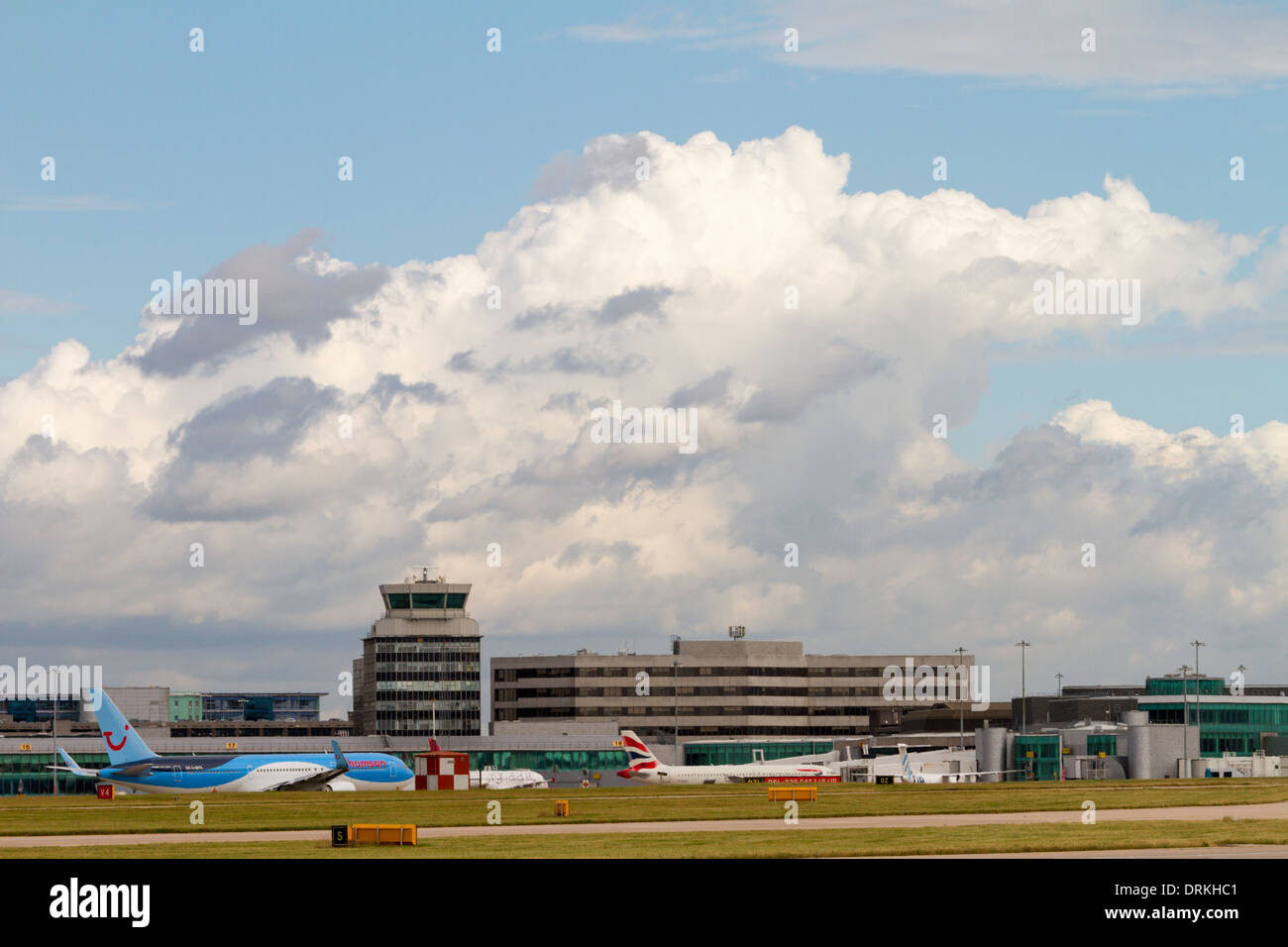 Los aviones en el aeropuerto de Manchester Foto de stock