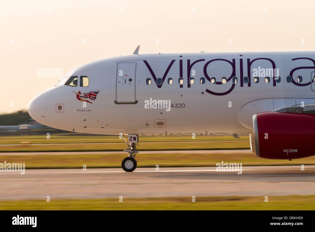 Virgin Atlantic Airbus A320 en la pista de despegue en el aeropuerto de Manchester Foto de stock