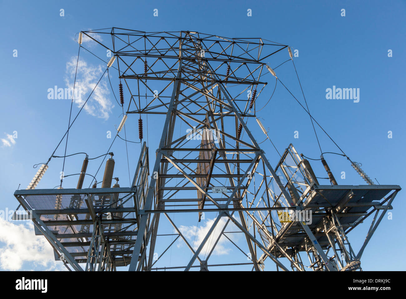 Mirando hacia arriba a un poste eléctrico desde abajo, REINO UNIDO Foto de stock