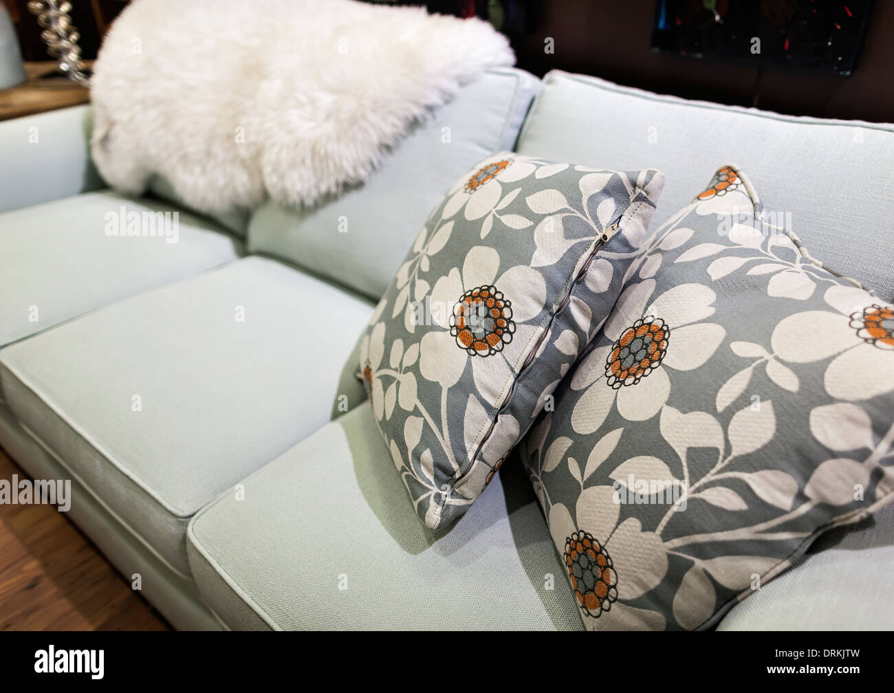 Las almohadas en un sofá en un estudio de diseño Foto de stock