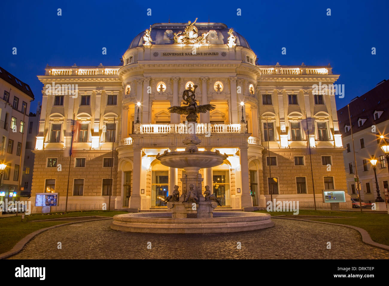Bratislava - Teatro Nacional de noche atardecer Foto de stock