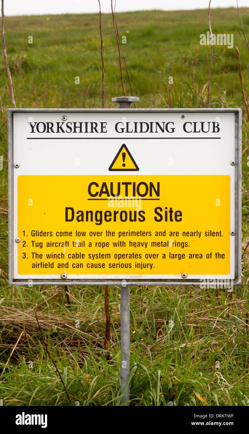 Precaución: sitio peligroso firmar al borde del Yorkshire Gliding Club aeródromo. Foto de stock