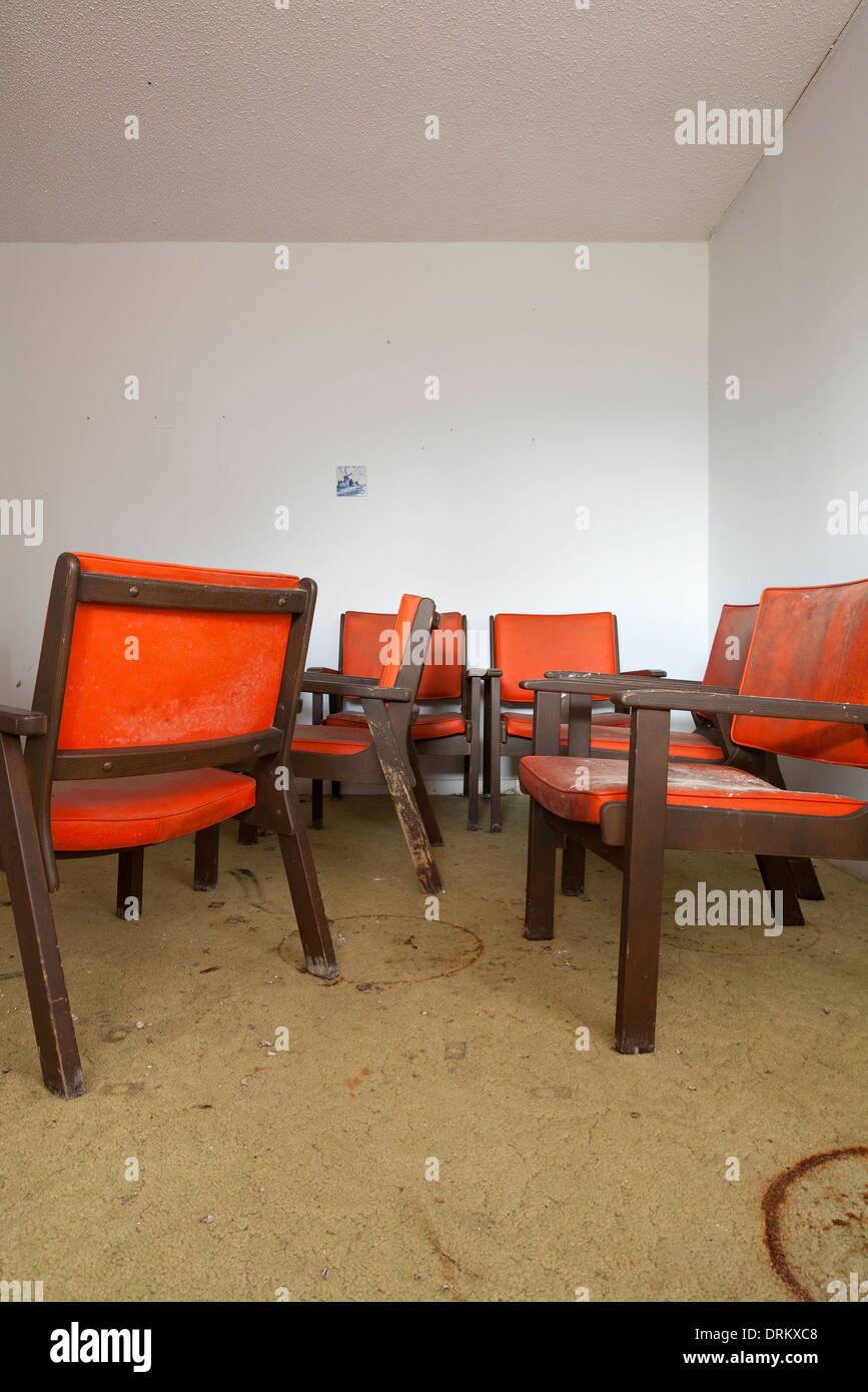Teoría establecida lector cebolla Sillas Vintage recopilación de molde en una abandonada habitación de motel en Ontario, Canadá Fotografía de stock - Alamy Teoría establecida lector cebolla Sillas Vintage recopilación de molde en una abandonada habitación de motel en Ontario, Canadá Fotografía de stock - Alamy