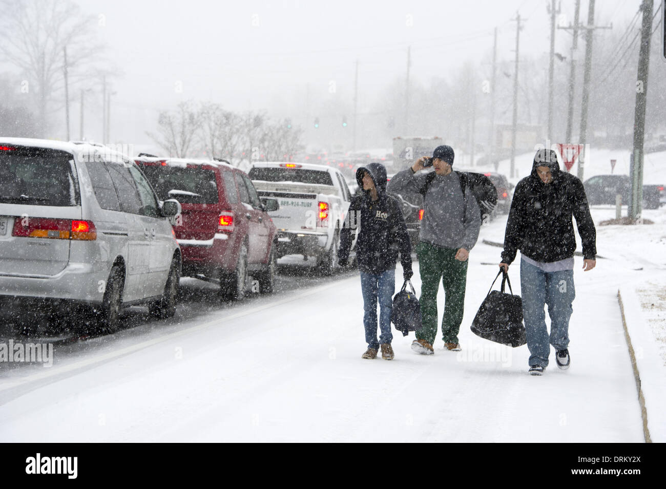 Roswell, Georgia, Estados Unidos. 28 ene, 2014. El tráfico se paralizó  durante gran parte del día y noche en todo el área metropolitana de Atlanta  que no estaba preparado para la nieve