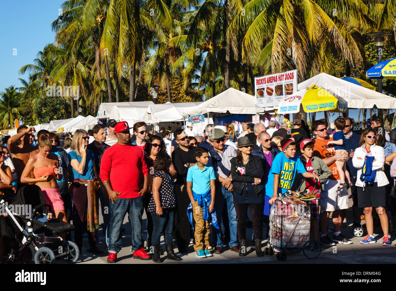 Miami Beach Florida, Ocean Drive, fin de semana Art Deco, festival, feria de la calle, etnia hispana África negra, mujeres mujeres, hombre hombres, chicos, Foto de stock