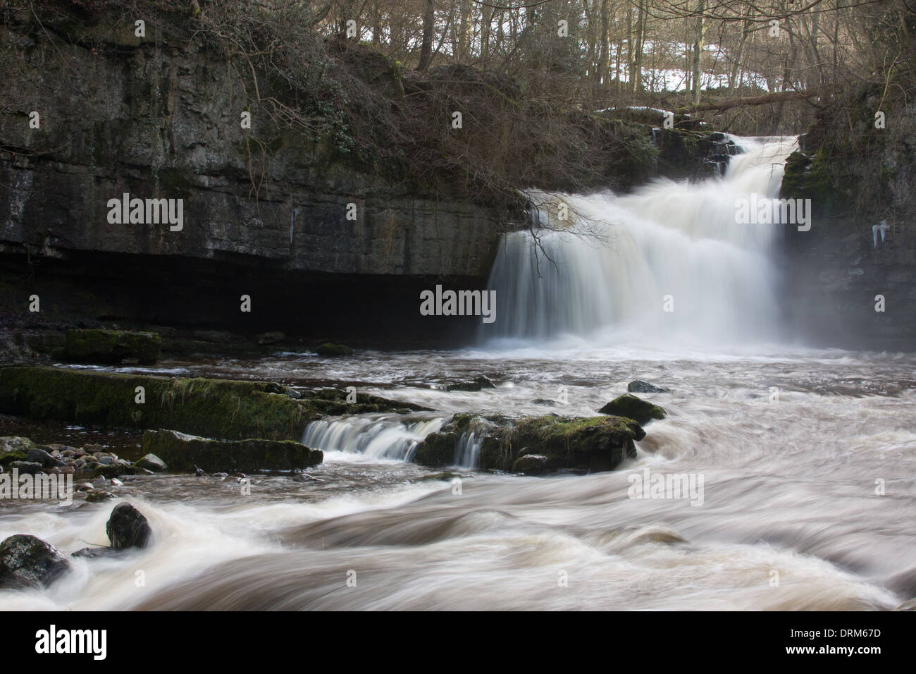 Caldero cae en West Burton en North Yorkshire en plena crecida. Foto de stock