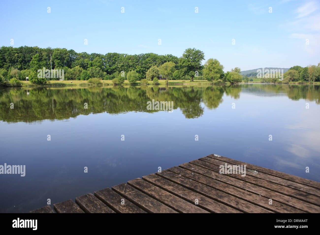 Paisaje de verano en un lago en Lichtenfels, Alemania Foto de stock