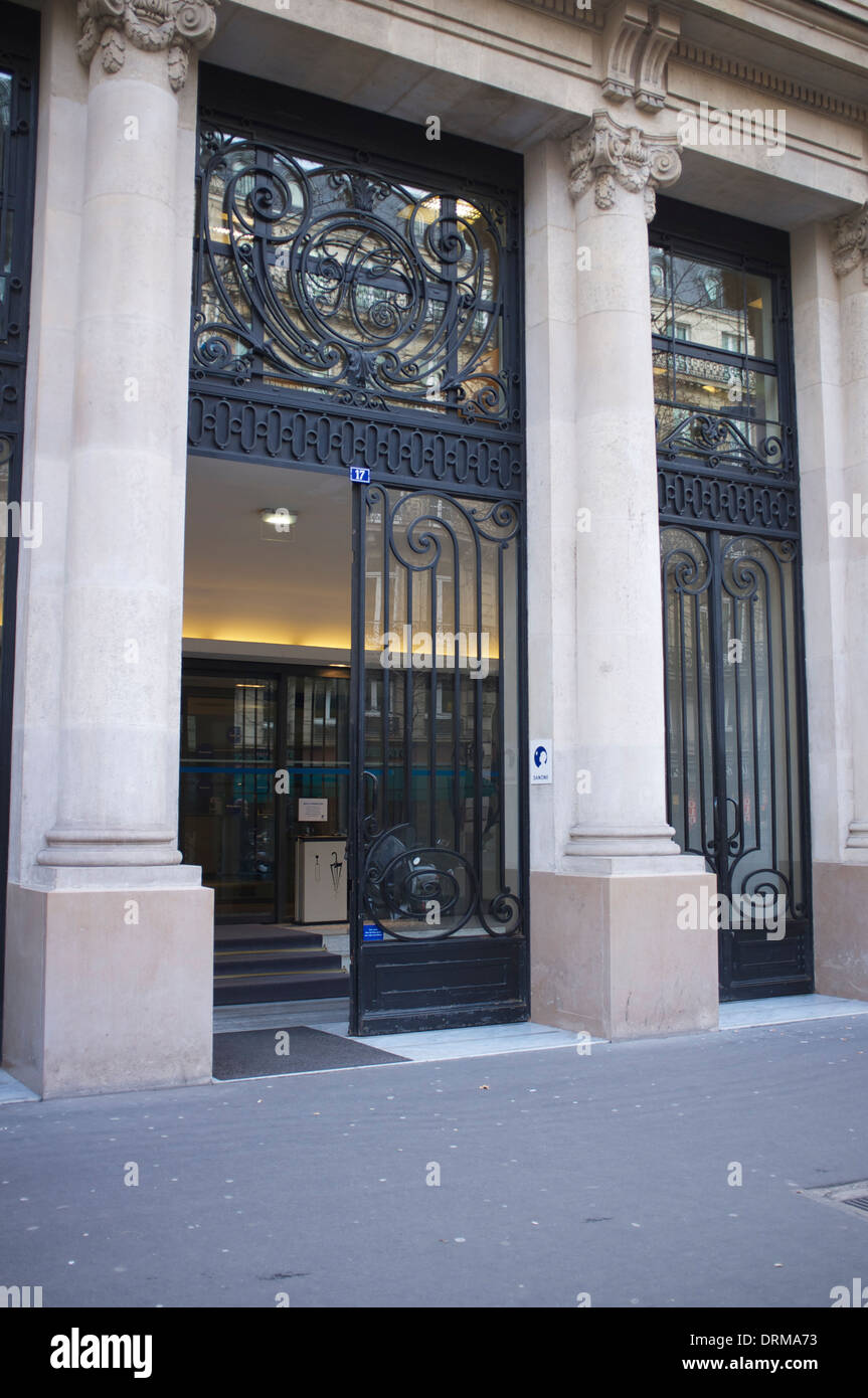 Señalización modesto para la sede de Danone en Boulevard Haussmann Paris,  Francia Fotografía de stock - Alamy
