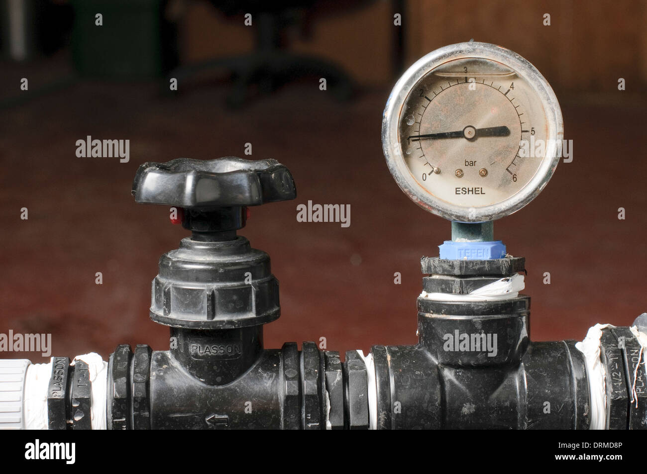 Medidor de presión de agua fotografías e imágenes de alta resolución - Alamy