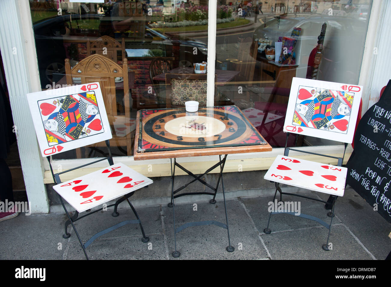 Alice in Wonderland jugar tarjeta de mesa y sillas. Foto de stock