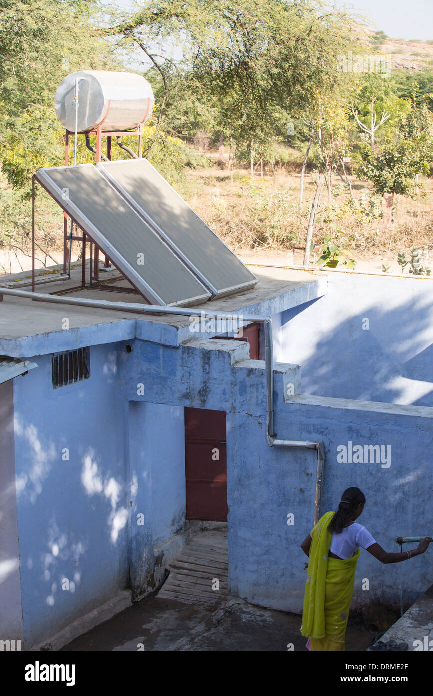 Los paneles solares térmicos el suministro de agua caliente en el Barefoot College de Tilonia, Rajasthan, India. Foto de stock
