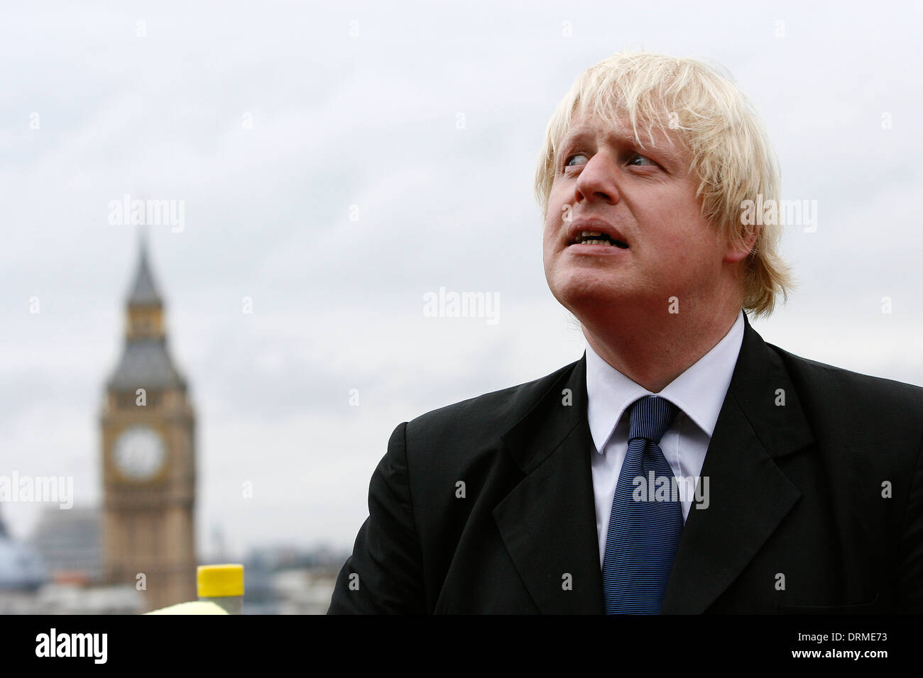 Alcalde de Londres Boris Johnson delante del Big Ben de Londres Foto de stock