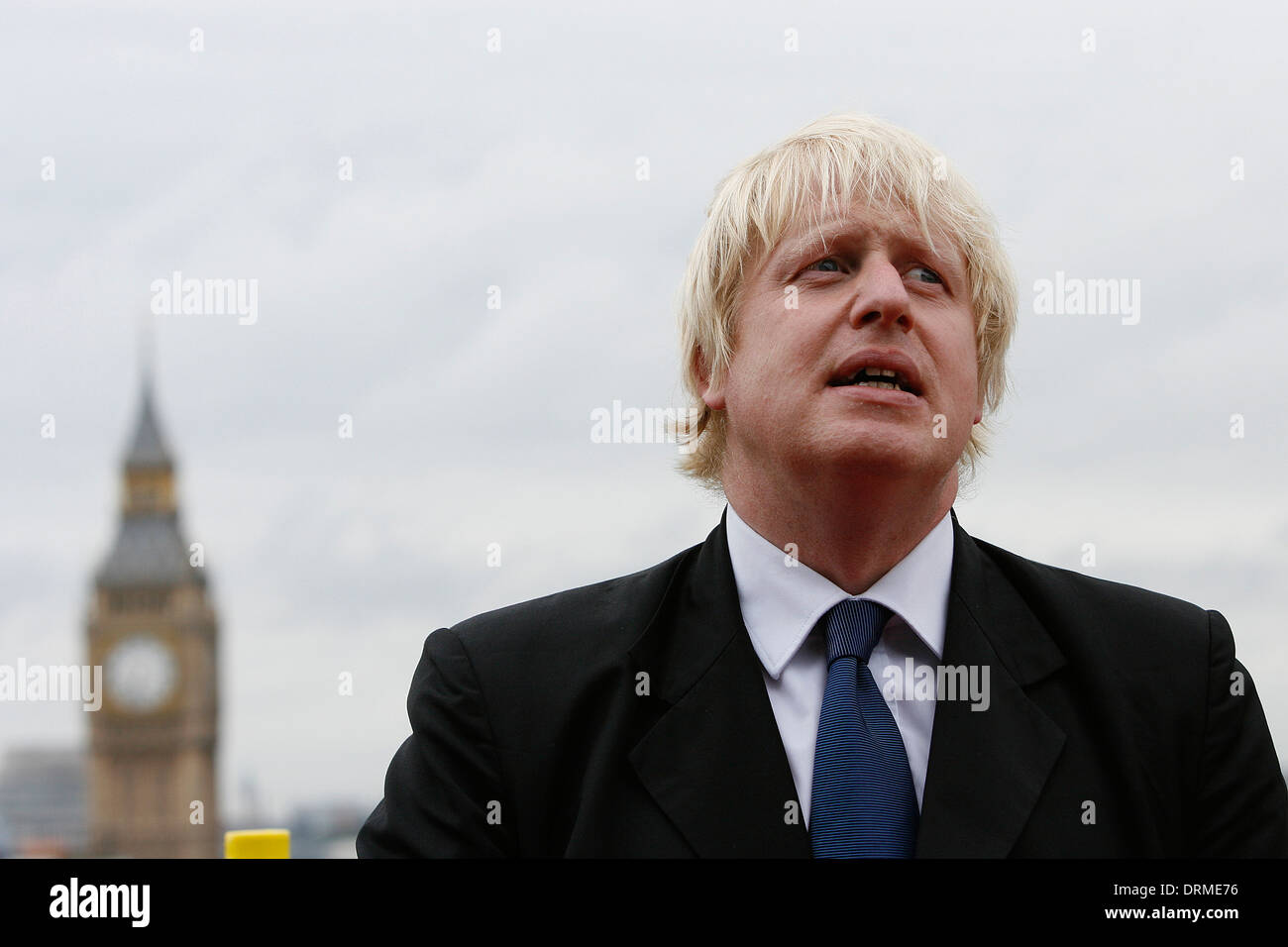 Alcalde de Londres Boris Johnson delante del Big Ben de Londres Foto de stock