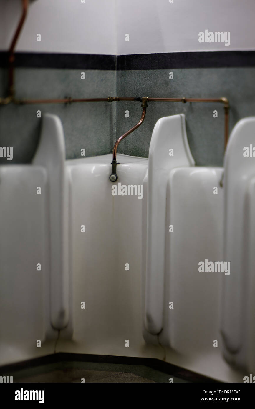 Old Fashioned urinarios en la Isla de Man Foto de stock