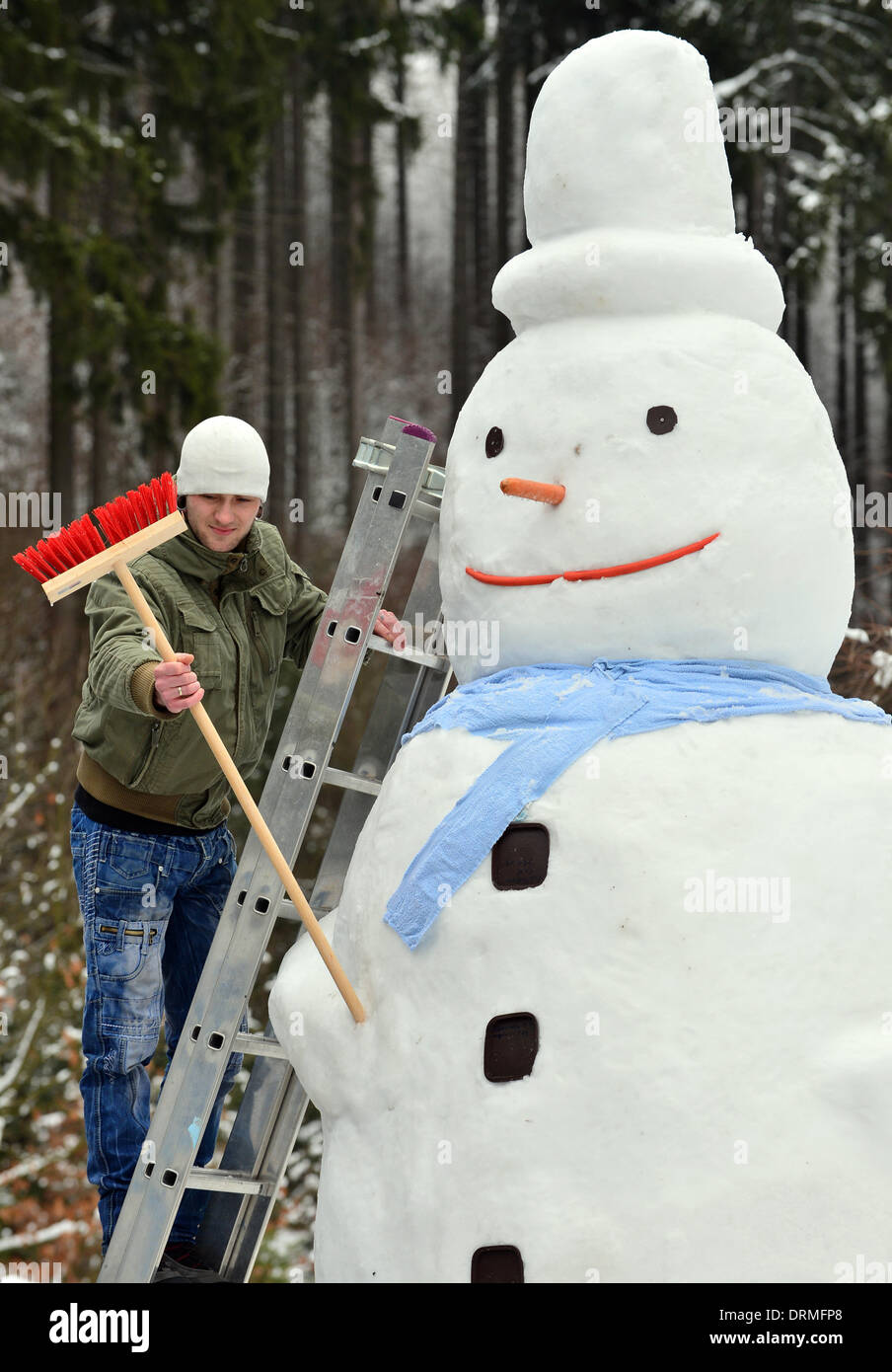 Katzhuette, Alemania. 29 de enero de 2014. A cuatro metros de altura, el  muñeco de nieve está construido en Katzhuette, Alemania, 29 de enero de  2014. Familia Mattig usa dos a tres