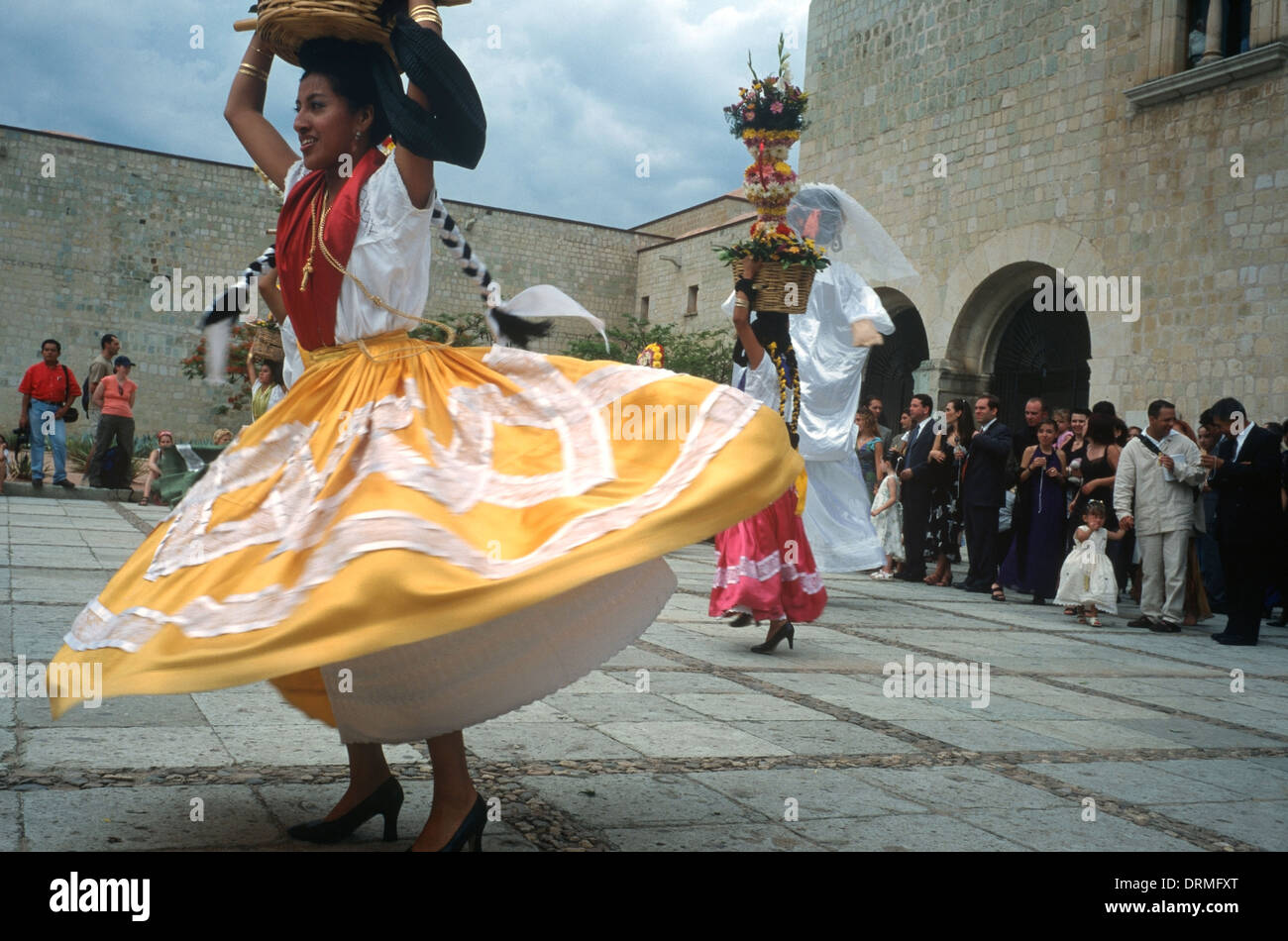 Danzas regionales en frente de la iglesia de Santo Domingo, después de una  celebración de boda Fotografía de stock - Alamy