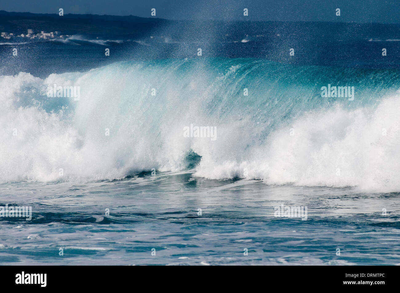 Onda de energía de ondas de agua de mar embravecido mar rompiendo breakers surf spray azul caballos blancos de sal Foto de stock