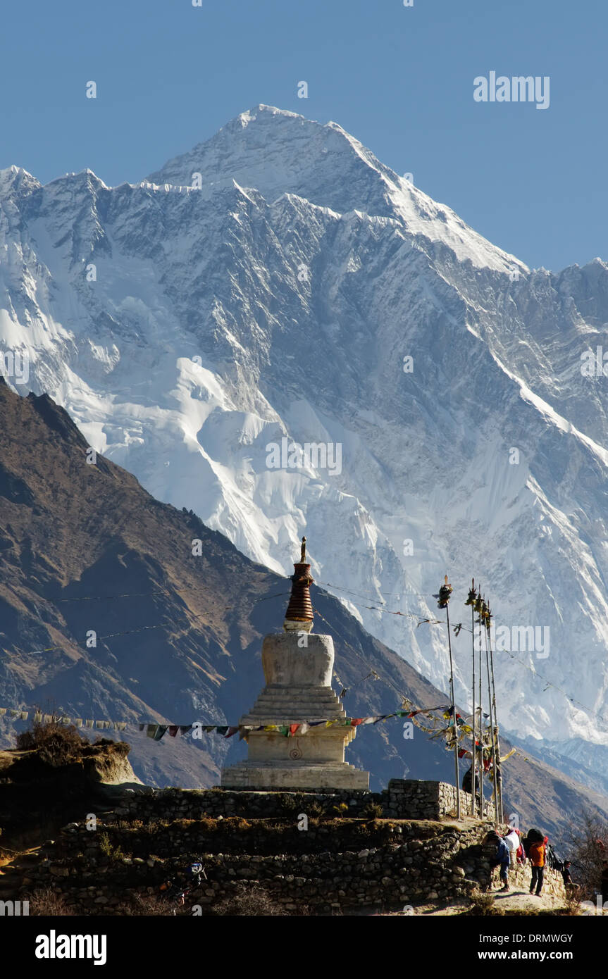 Una stupa en el camino por encima de Namche Bazaar en el campamento base del Everest trek, con el grupo Everest y monte Everest más allá Foto de stock