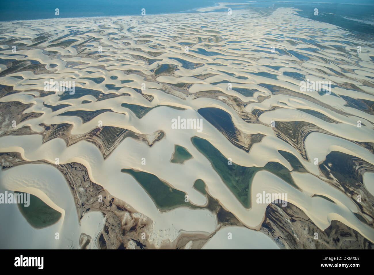 Los estanques de agua de lluvia atrapada en dunas blancas, Lencois Maranhenses National Park, el Brasil, el Océano Atlántico Foto de stock