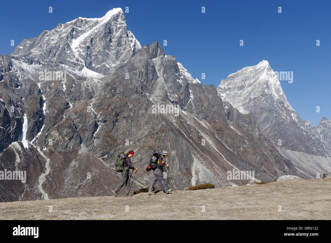 Señora dos excursionistas pasando Taboche y Cholatse en el campamento base del Everest trekking en Nepal Foto de stock