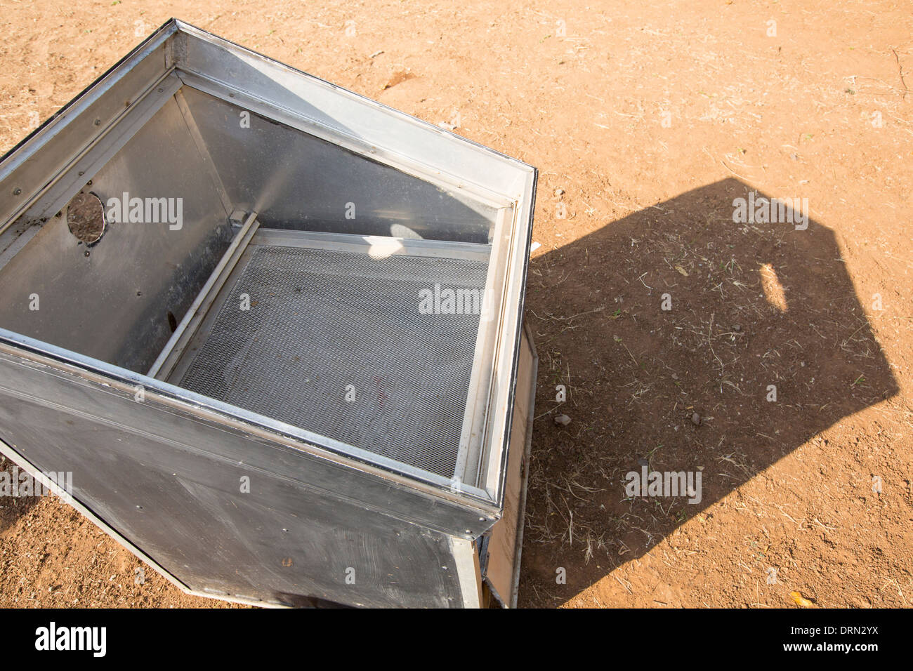 Un secador de comida solar en el Muni Seva Ashram en Goraj, cerca de Vadodara, India Foto de stock