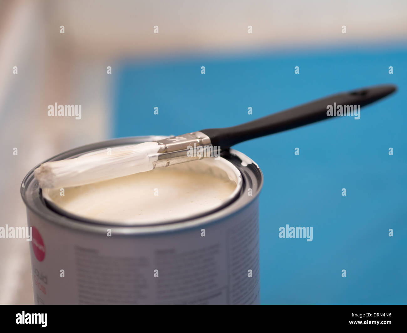 Pintura barnizada y pincel en una habitación están decoradas Foto de stock