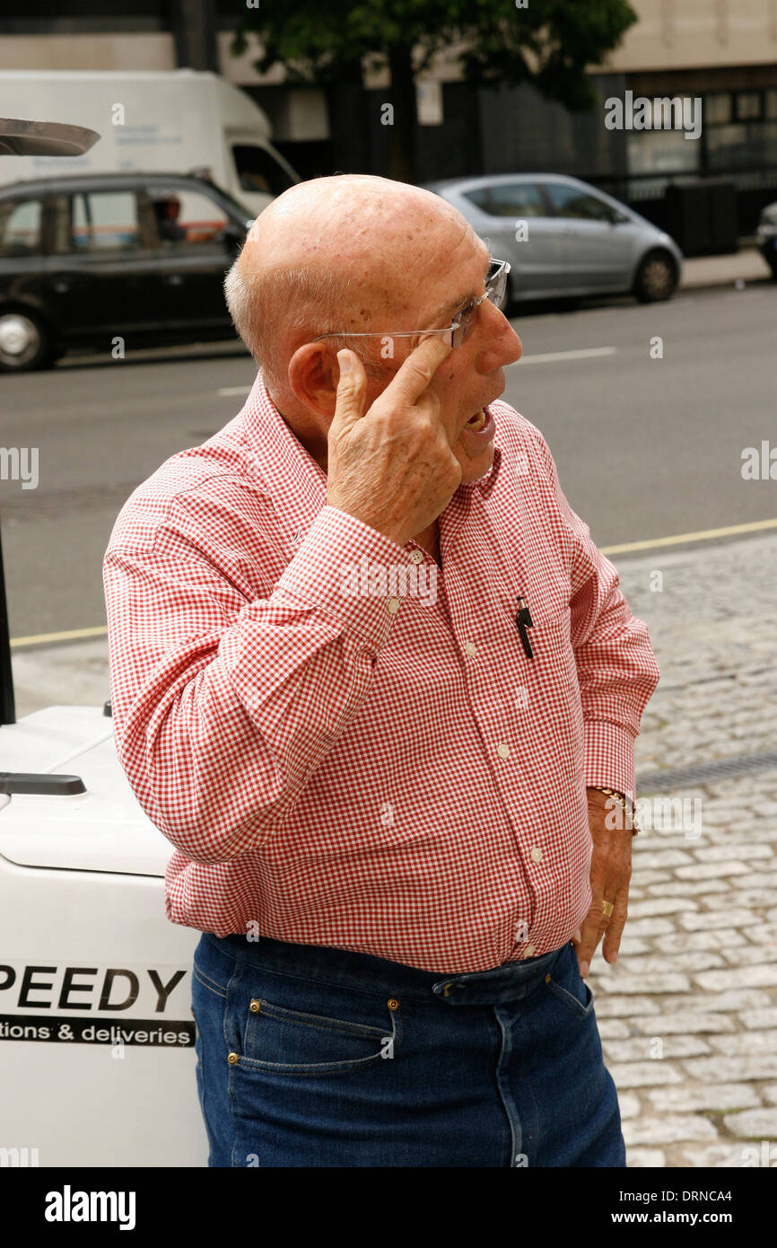 Sir Stirling Moss con llaves y scooter en Londres Foto de stock