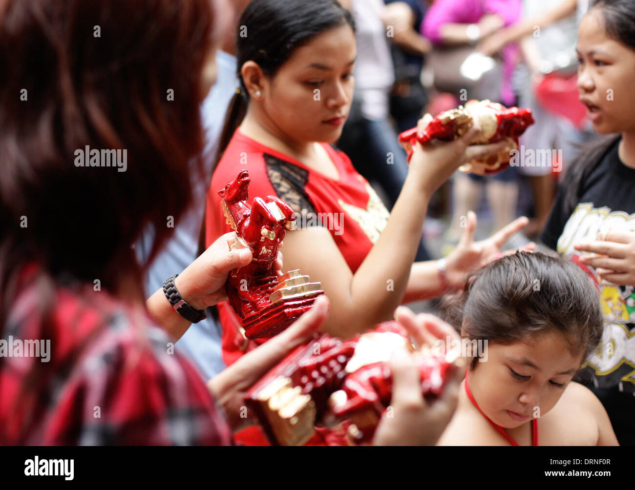 Manila, Filipinas. 30 de enero de 2014. Compradores en Lucky Charms en forma de caballos en Chinatown de Manila, el 30 de enero de 2014, un día antes del año nuevo chino, el Año del Caballo. Fotografía por Mark Cristino/Alamy Live News Foto de stock
