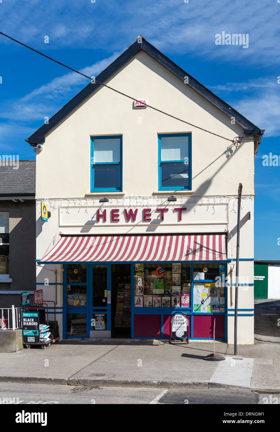 Tienda de la esquina tradicional en Monkstown, Condado de Dublín, República de Irlanda, Europa Foto de stock