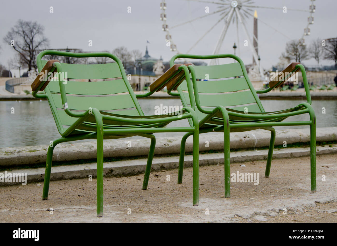 Dos sillas de jardín verde en el Jardín de las Tullerías, en París, Francia Foto de stock