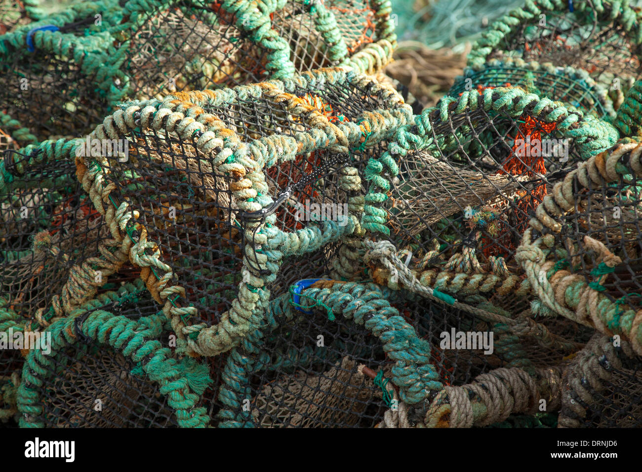 La langosta potes apilados en el embarcadero Porturlin, en el condado de Mayo, Irlanda. Foto de stock