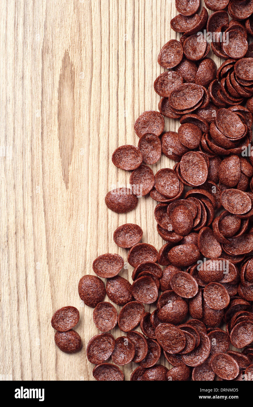 Fondo con cereales de chocolate sobre la mesa de madera Foto de stock