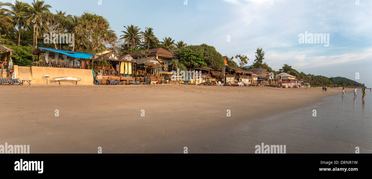 Vista panorámica de la playa de Klong Nin en Koh Lanta Island, Krabi, en el sur de Tailandia Foto de stock