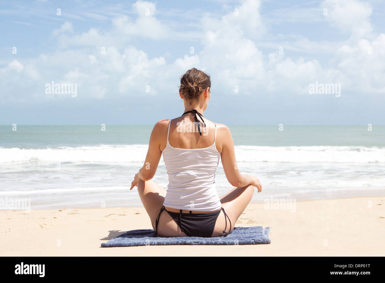 Ejercicio de Yoga sentado con las piernas cruzadas vista trasera Foto de stock