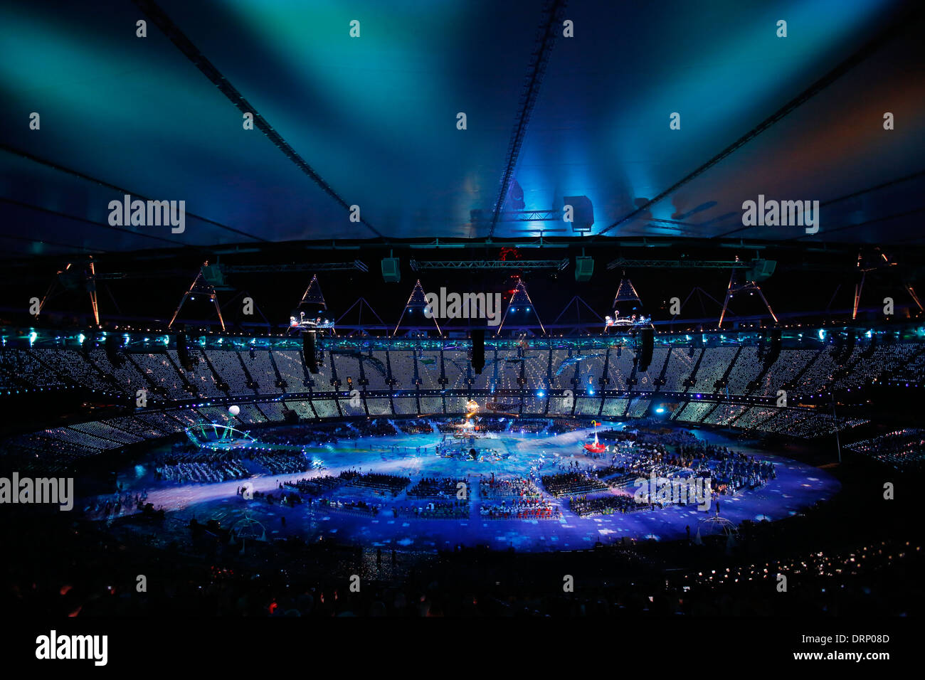 Los artistas intérpretes o ejecutantes en el Estadio Olímpico durante la ceremonia de apertura de los Juegos Paralímpicos de Londres 2012 Foto de stock