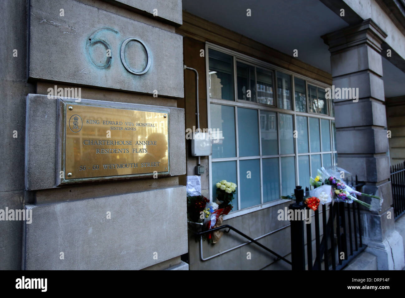 Las flores se sitúan fuera del hospital King Edward VII apartamentos en memoria de Jacintha Saldanha Foto de stock