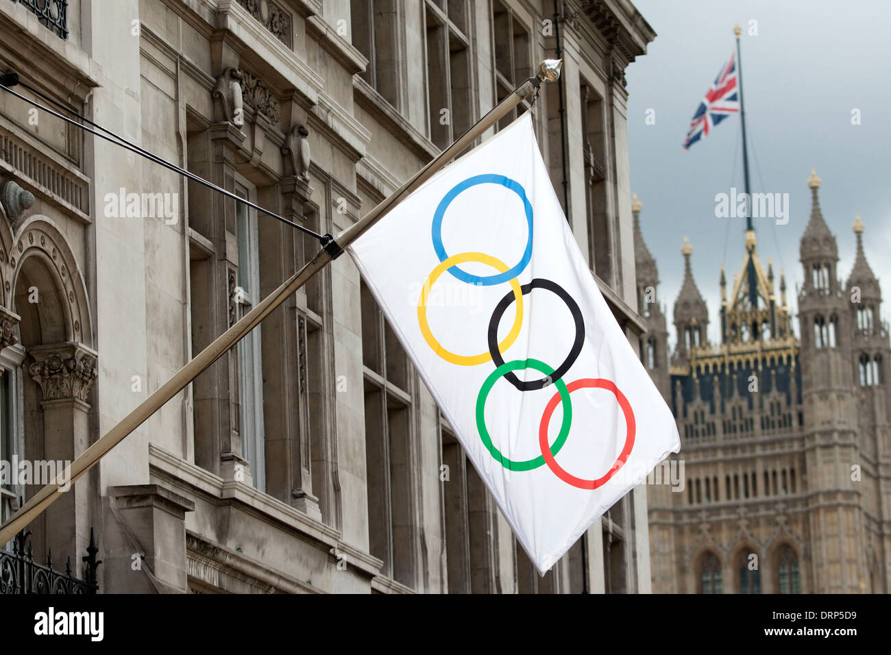 La bandera olímpica ondea en el viento Foto de stock