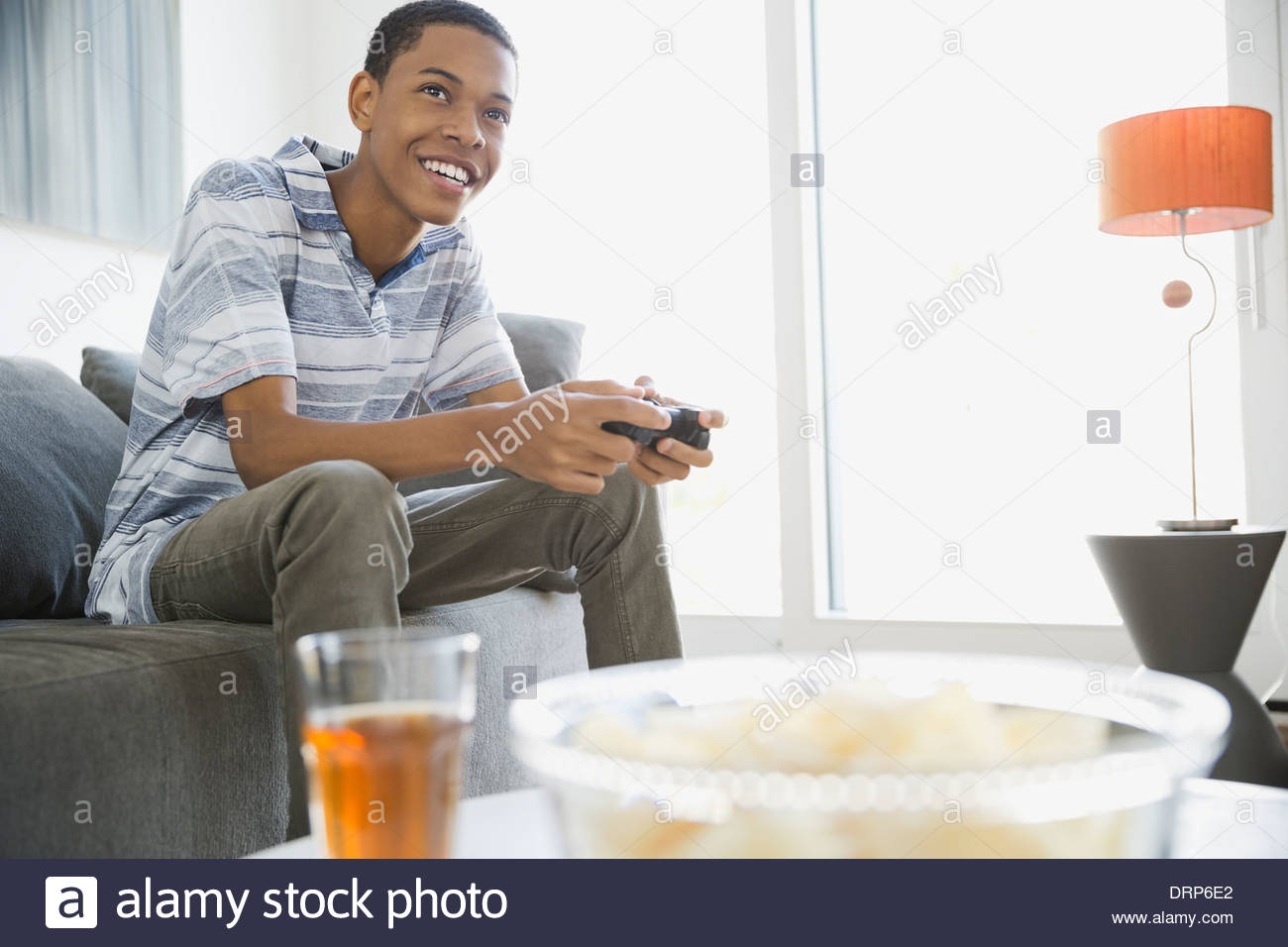 Teen jugar video juegos en casa Foto de stock