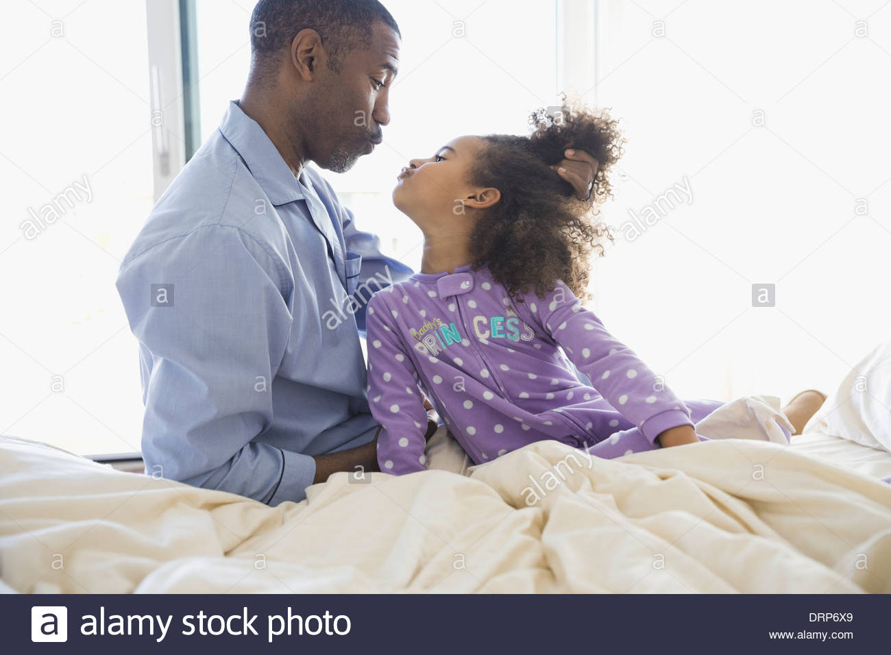 Padre e hija juguetona mirarse Foto de stock