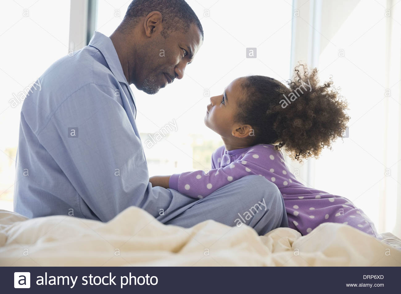 Padre e hija mirarse Foto de stock